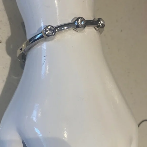 Elegant Silver Bracelet With 6 Crystal Stone. - Picture 3 of 7